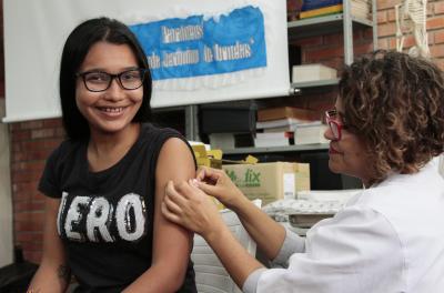 O plano de enfrentamento ao sarampo pretende imunizar alunos e servidores de 120 escolas pactuadas no Programa Saúde na Escola. 