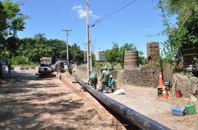 Desde julho, o Departamento Municipal de Água e Esgotos (Dmae) trabalha para implantar uma nova adutora na Estrada Antônio Borges que visa a melhorar as condições de abastecimento para as regiões Sul e Leste da cidade, principalmente na Lomba do Pinheiro
