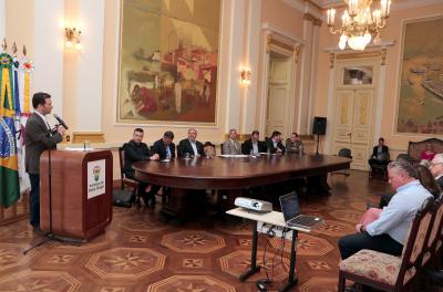 O Projeto de Lei que cria o Programa de Aproveitamento e Gestão dos Imóveis Próprios Municipais de Porto Alegre foi apresentado ao público pelo prefeito Nelson Marchezan Júnior e pelo secretário Municipal de Parcerias Estratégicas, Bruno Vanuzzi, na manhã desta segunda-feira, 12, no Salão Nobre do Paço Municipal.