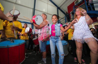 Foram realizadas ações nas áreas de artes plásticas, teatro, literatura, dança e música