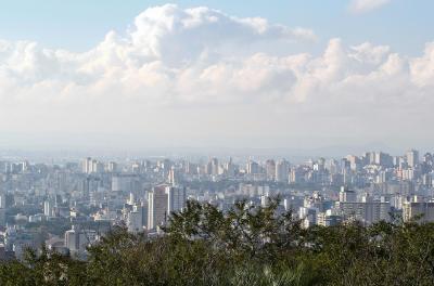 Há aumento da nebulosidade devido a um sistema de baixa pressão 