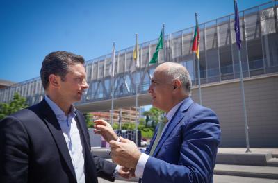 Especialista espanhol Josep Piqué (E) destaca a inciativa do prefeito