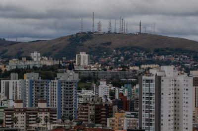 Dois importantes projetos do Executivo foram aprovados na tarde desta quarta-feira, 21, pela Câmara de Vereadores de Porto Alegre. O primeiro trata da instalação de estações radiobases (antenas de celular) da Capital, aprovado por 22 votos favoráveis e cinco contrários. O outro projeto, aprovado por unanimidade, trata da doação de dois terrenos no bairro Humaitá pelo governo do Estado ao município, e que irá beneficiar 500 famílias que tiveram as casas incendiadas na Vila Liberdade em janeiro de 2013. 
