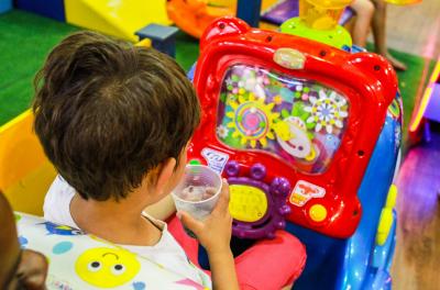Cerca de 40 crianças e adolescentes acolhidas nos Abrigos Residenciais - AR 7 e 8, unidades da Fundação de Assistência Social e Cidadania (Fasc), participaram de uma festa na Casa de Festas Brincalhão