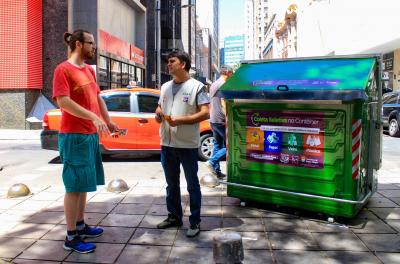 Nesta quinta-feira, 22, Dia do Reciclador, o Departamento Municipal de Limpeza Urbana (DMLU) fez uma ação de sensibilização sobre a importância da separação dos resíduos no Centro Histórico