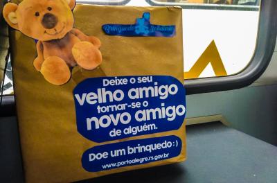 Ônibus da Carris recebem doações de brinquedos
