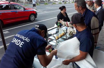 Fiscalização apreende produtos e alimentos ao redor da rodoviária