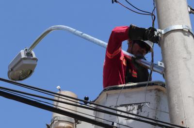 Equipes fazem manutenção em 79 pontos de luz nesta terça
