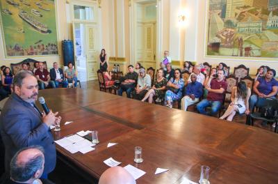 Prefeitura entrega matrículas de imóveis da Vila Canadá