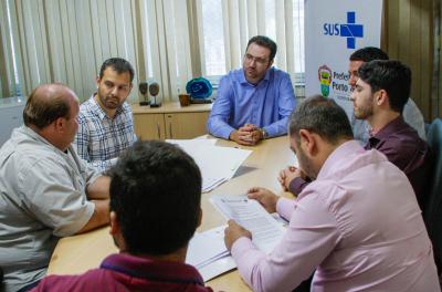 O secretário municipal de Saúde, Pablo Stürmer, e o adjunto da pasta, Natan Katz, assinaram, nesta terça-feira, 8, termo de colaboração com a Organização Social Instituto Renascer para a prestação de serviço de moradia e reabilitação de pessoas com transtornos mentais por meio de Serviço Residencial Terapêutico (SRT).