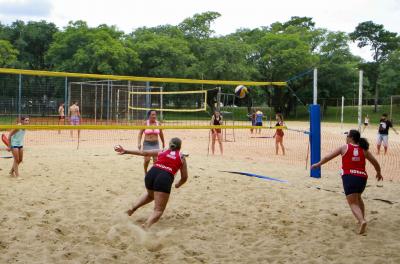 Mulheres em quadra no Circuito Porto Alegre de Vôlei de Praia