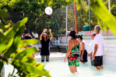 Idosos atendidos pela Fasc desfrutam das piscinas do Cecoflor