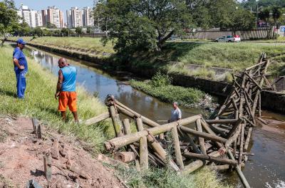 Prefeitura retira passarela com risco de queda na Ipiranga