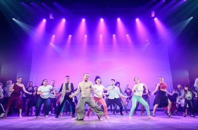 Baile aberto ao público reúne admiradores de ritmos latinos