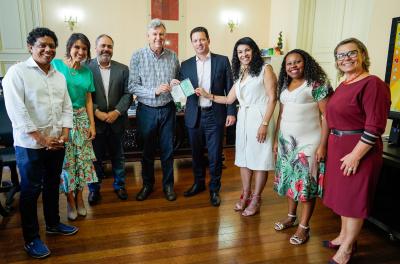 Prefeitura recebe doação de veículo para políticas do povo negro