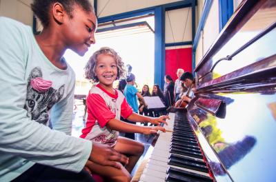 Parceria viabiliza aulas de música para crianças e adolescentes