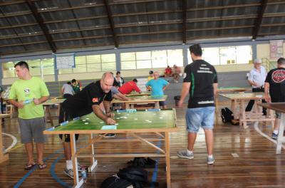 Praticantes de futebol de mesa disputam competição