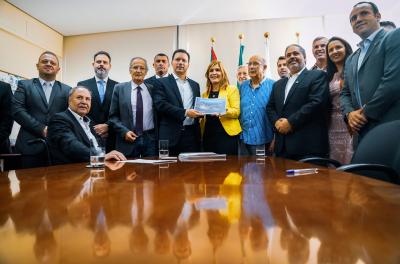 Prefeito entrega Relatório de Atividades de 2018 à Câmara