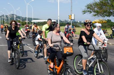 Mais de 400 ciclistas participam da pedalada pela paz