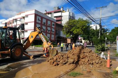 Segue o conserto emergencial em rede de água na João Wallig