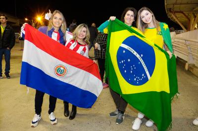 Brasil vence Paraguai em jogo com maior público da Arena