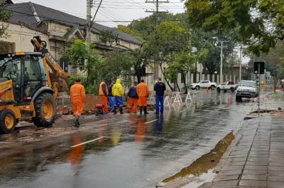 Obra mal executada de telefonia rompe emissário na Praia de Belas