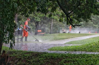 Equipes realizam serviços em praças nesta quarta-feira