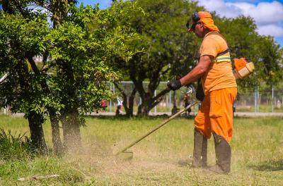 Prefeitura realiza serviços em praças nesta quinta-feira