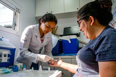 Ônibus oferece testes de HIV, sífilis e hepatites nesta semana