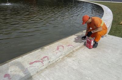 Prefeitura limpa locais vandalizados do Largo dos Açorianos