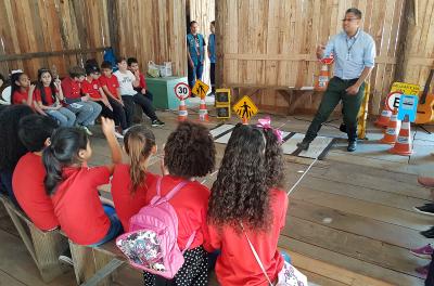 Ação com alunos da Escola Souza Lobo abre programação no EPTCHÊ