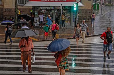 Defesa Civil emite aviso preventivo sobre acumulados de chuva