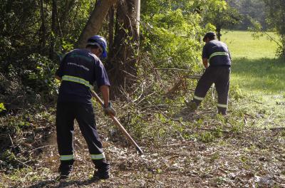 Equipes realizam serviços em praças