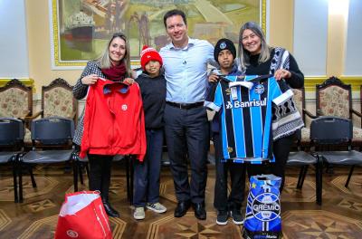 Alunos de escola da Restinga recebem kits da dupla GreNal