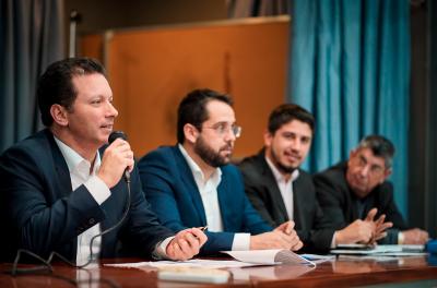 Prefeito garante continuidade de serviços de saúde em reunião 