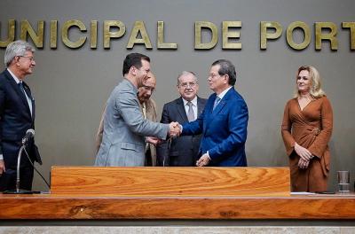 Prefeito participa de sessão de título de Cidadão de Porto Alegre