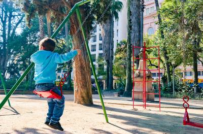 Praça da Alfândega é revitalizada e terá manutenção dos canteiros