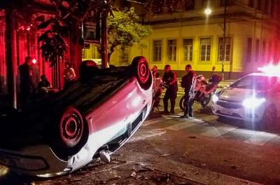 Motorista foge de blitz e capota veÃculo no bairro Farroupilha