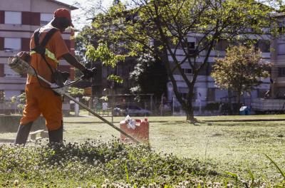 Equipes realizam serviços em praças nesta sexta-feira