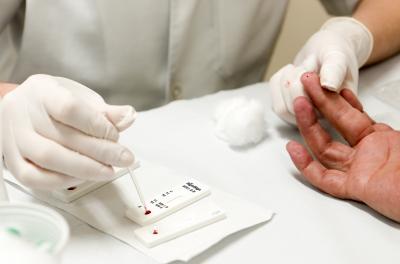 Ônibus leva testes de HIV, sífilis e hepatite ao bairro Glória