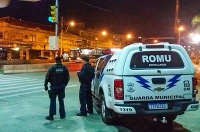 Motorista foge de blitz e bate carro em poste no bairro Partenon