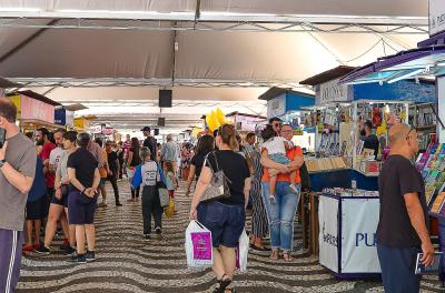 Público e escritores lançam livro digital na 65ª Feira do Livro
