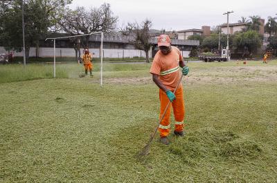 Equipes realizam serviços em praças nesta segunda-feira