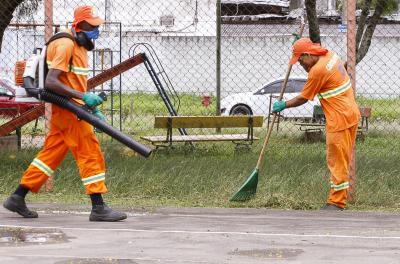 Prefeitura realiza serviços em praças nesta quinta-feira