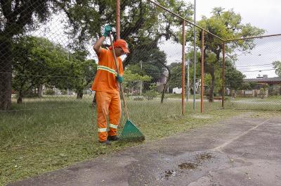 Equipes realizam serviços em praças nesta quinta-feira