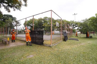 Equipes realizam serviços em praças nesta segunda-feira