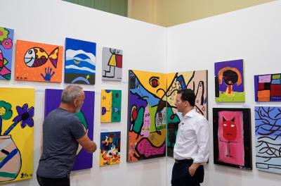 Crianças da Fasc homenageiam prefeito com pintura feita na hora