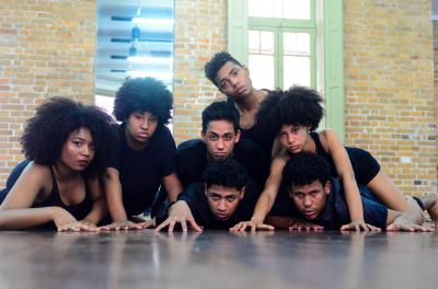 Jovens bailarinos da periferia estreiam companhia de dança