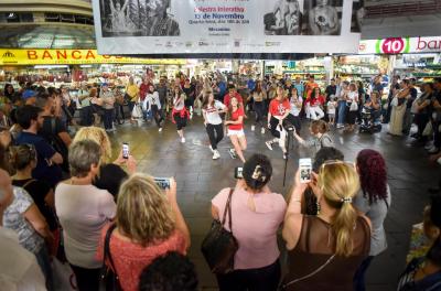 Mercado Público vira palco de Flash Mob de Natal