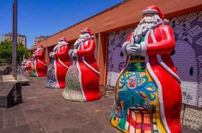 Papais Noéis gigantes e árvores de Natal irão enfeitar a Capital